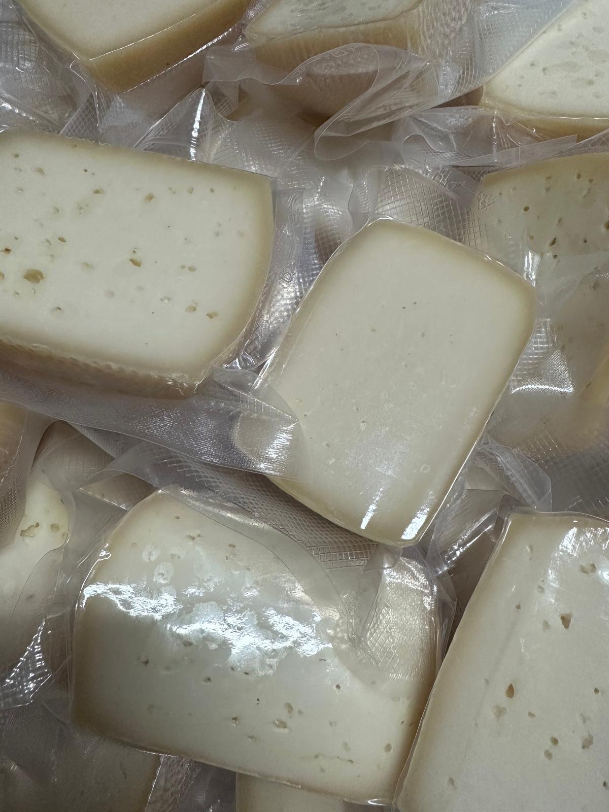 Formaggio semi stagionato di pecora confezionato